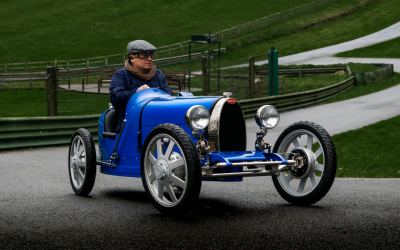 Die UK Bugatti Baby II Championship ist ein spannender Rennwettbewerb für kleine Bugatti Rennwagen-Nachbildungen, der in Großbritannien stattfindet. Der Wettbewerb bietet Kindern die Möglichkeit, ihre Rennfahrerfähigkeiten unter Beweis zu stellen und Preise zu gewinnen. Für die Gewinner gibt es auch die Möglichkeit, ihre Rennkarriere auf die nächste Stufe zu bringen. (Foto: The Little Car Company)